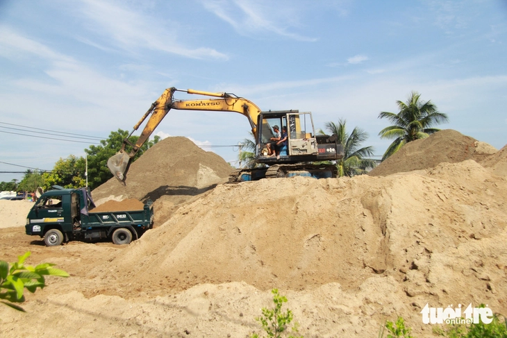 Bãi cát hoạt động giữa khu dân cư hơn 1 năm, chính quyền nói chưa cấp phép - Ảnh 2.