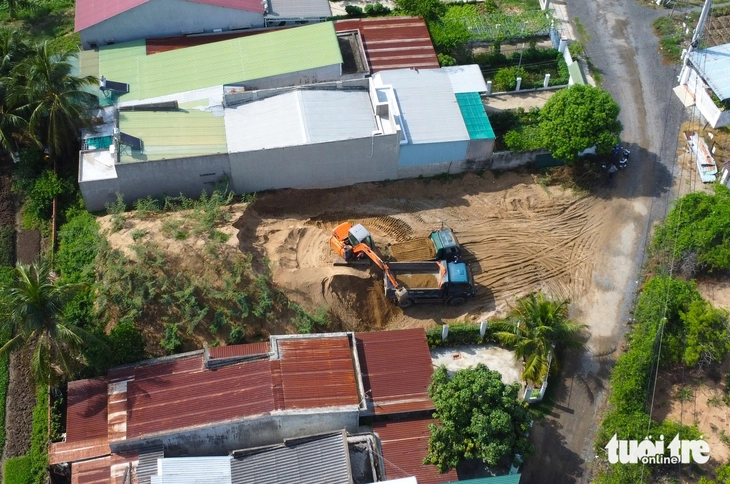 Chủ tịch Khánh Hòa chỉ đạo kiểm tra 2 bãi cát trong khu dân cư, xử lý người hành hung phóng viên - Ảnh 2.