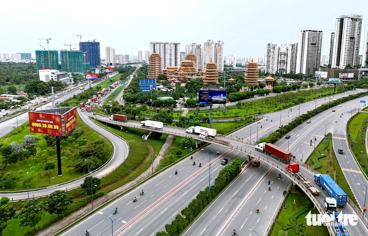 Vì sao nút giao Cát Lái và Nguyễn Văn Linh - Nguyễn Lương Bằng có nơi thiếu sáng ban đêm? - Ảnh 2.