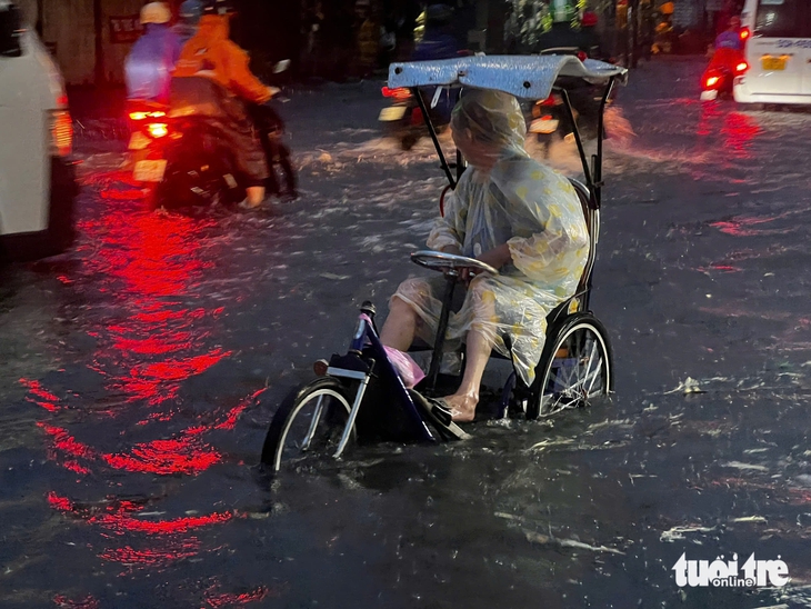 TP.HCM: Mưa dông giờ tan tầm, người dân chật vật nhích từng chút trên đường Đinh Bộ Lĩnh - Ảnh 4.