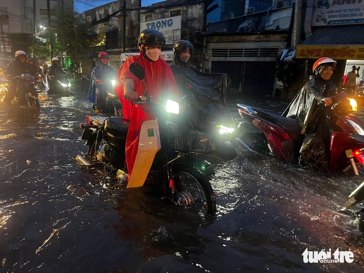 TP.HCM: Mưa dông giờ tan tầm, người dân chật vật nhích từng chút trên đường Đinh Bộ Lĩnh - Ảnh 6.