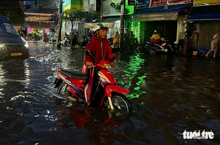 TP.HCM: Mưa dông giờ tan tầm, người dân chật vật nhích từng chút trên đường Đinh Bộ Lĩnh - Ảnh 8.