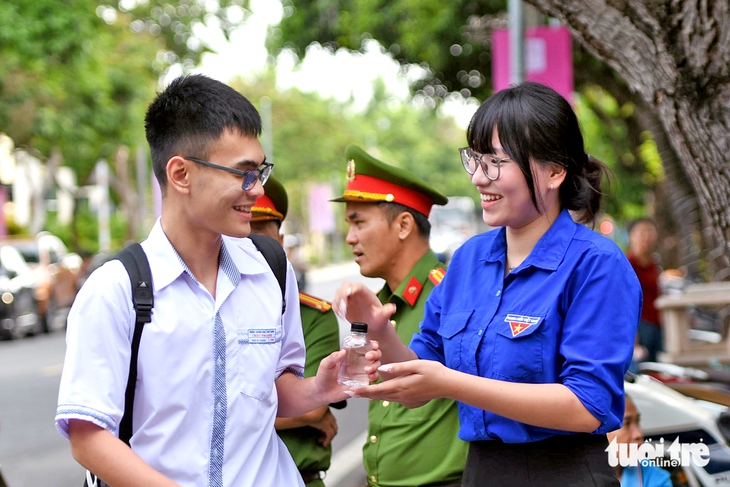 Những vòng tay tiếp sức ngoài cổng trường thi - Ảnh 3.