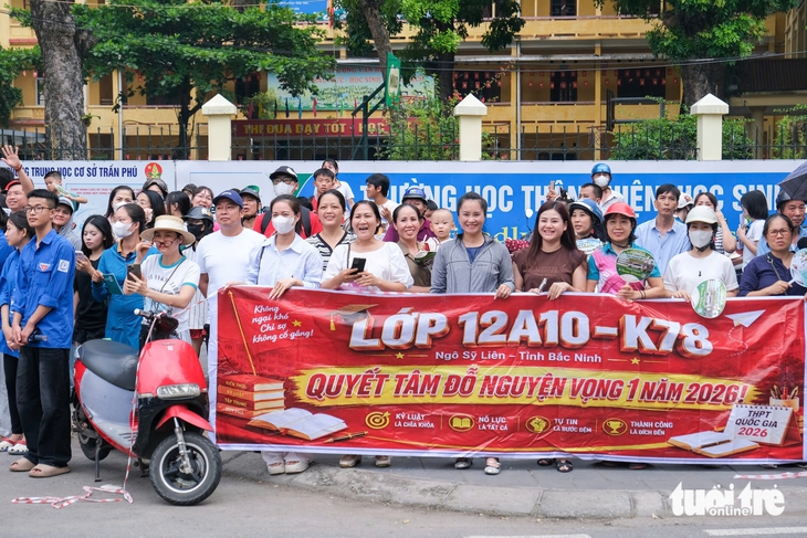 Những vòng tay tiếp sức ngoài cổng trường thi - Ảnh 22. mùa thi - Ảnh 20.