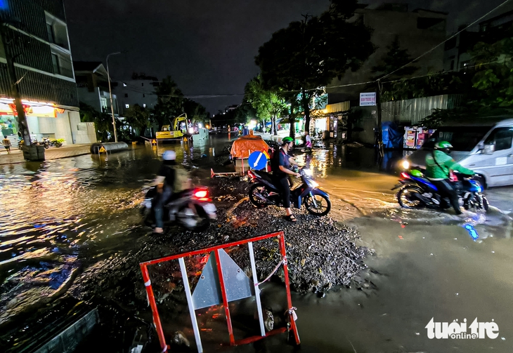 Đường Đặng Thùy Trâm ngập tứ phía, hố hào công trình thành 'bẫy' sau mưa - Ảnh 1.