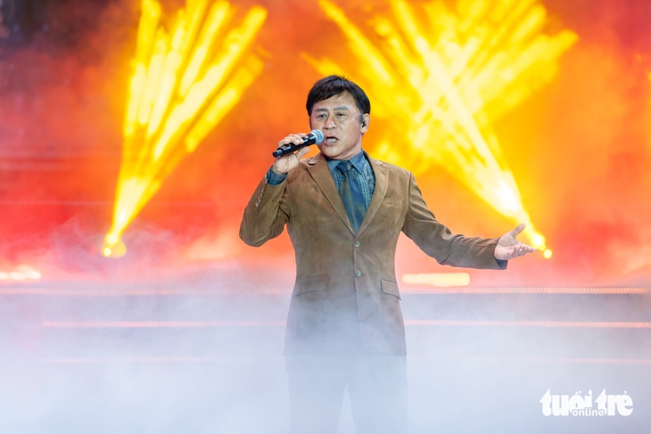 Tạ Minh Tâm, Phương Mỹ Chi hát về ‘Tổ quốc bình yên’ và những chiến công thầm lặng - Ảnh 1. Tạ Minh Tâm, Phương Mỹ Chi hát về ‘Tổ quốc bình yên’ ở phố đi bộ Nguyễn Huệ - Ảnh 1.