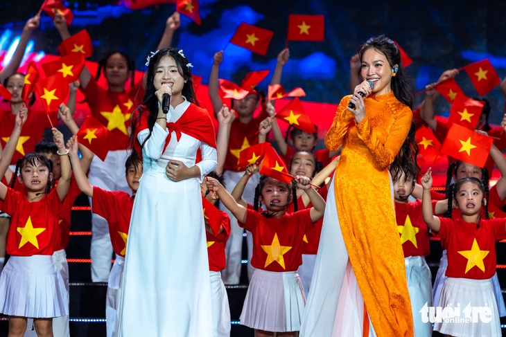Tạ Minh Tâm, Phương Mỹ Chi hát về ‘Tổ quốc bình yên’ và những chiến công thầm lặng - Ảnh 4. Tạ Minh Tâm, Phương Mỹ Chi hát về ‘Tổ quốc bình yên’ ở phố đi bộ Nguyễn Huệ - Ảnh 4.
