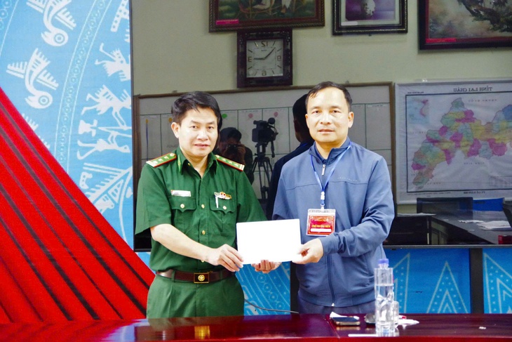 Lính biên phòng tiếp sức bánh mì, sữa cho sĩ tử, sẵn sàng vượt đèo núi đón thí sinh - Ảnh 4.