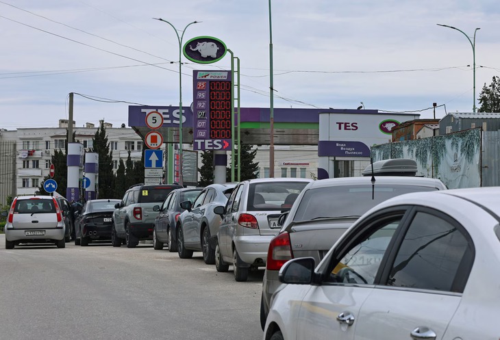 Nhiều cây xăng ở bán đảo Crimea cạn nhiên liệu, chuyện gì đang xảy ra? - Ảnh 1. Nhiều cây xăng ở bán đảo Crimea đã cạn, chuyện gì đang xảy ra? - Ảnh 1.