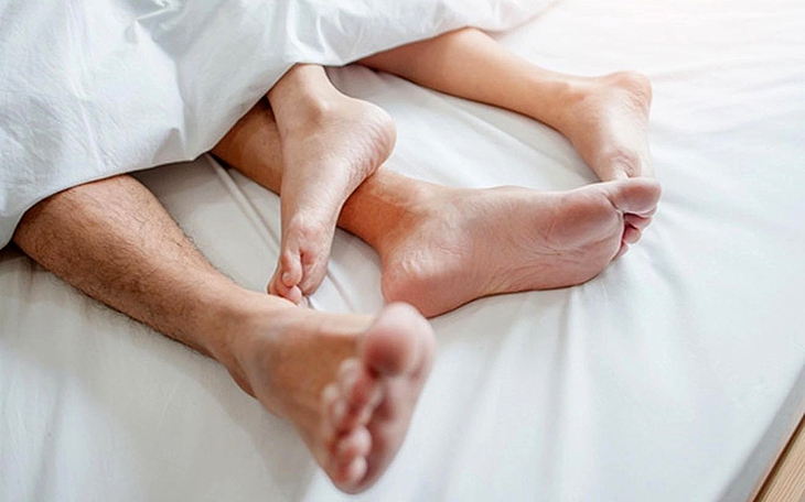Vì sao nam giới trung niên dễ bị xuất tinh ra máu? - Ảnh 2.