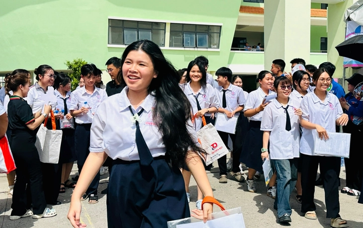Sĩ tử 2K8 rạng rỡ tạm biệt mùa thi 2026 - Ảnh 7.