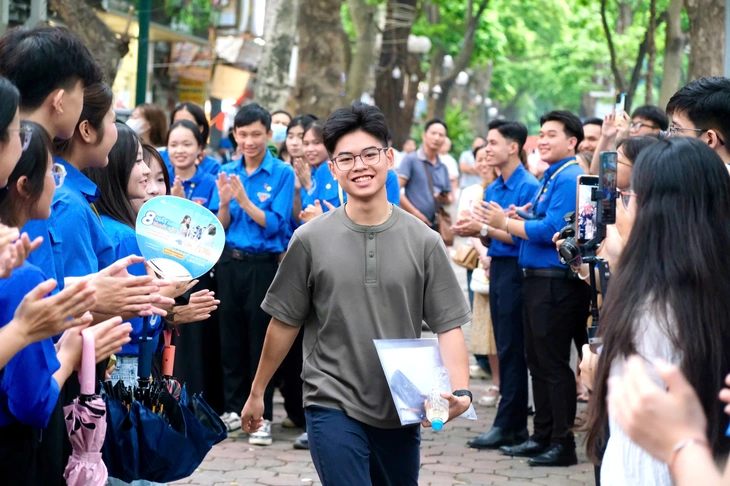 Sĩ tử 2K8 rạng rỡ tạm biệt mùa thi 2026 - Ảnh 11.