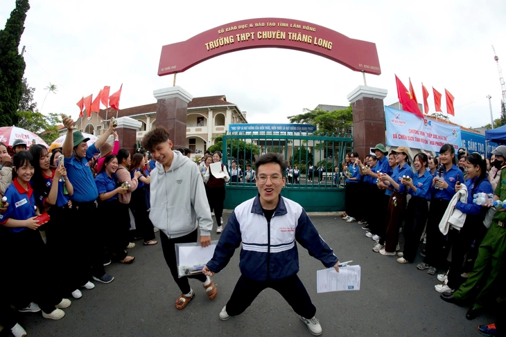 Sĩ tử 2K8 rạng rỡ tạm biệt mùa thi 2026 - Ảnh 12.