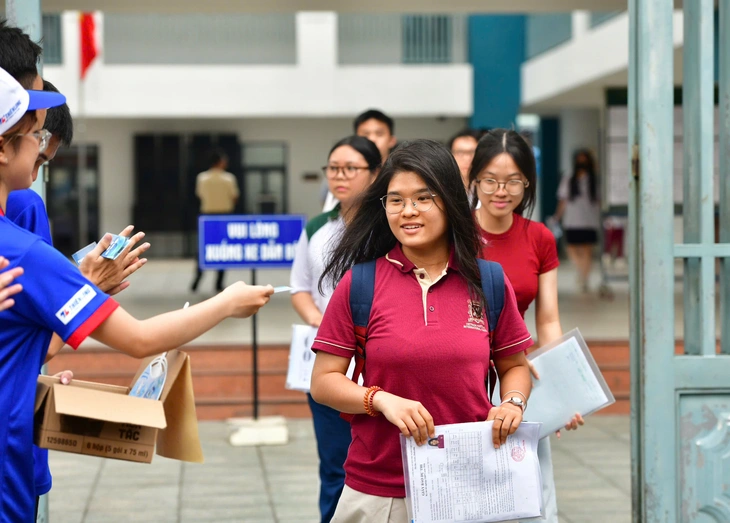 Đề toán thi tốt nghiệp THPT 2026: Dễ lấy điểm 7-8, khó có nhiều điểm 10 - Ảnh 13.