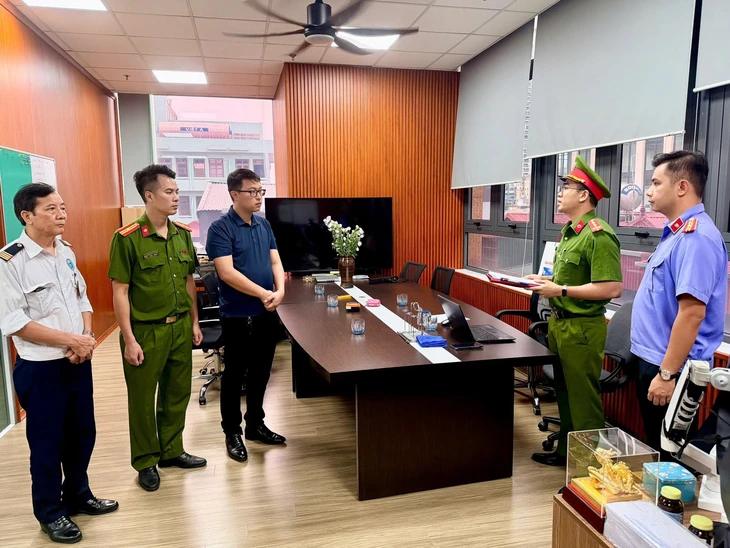 Hình ảnh công an khám xét khẩn cấp các công ty có dấu hiệu dùng Windows và Microsoft Office lậu - Ảnh 8.
