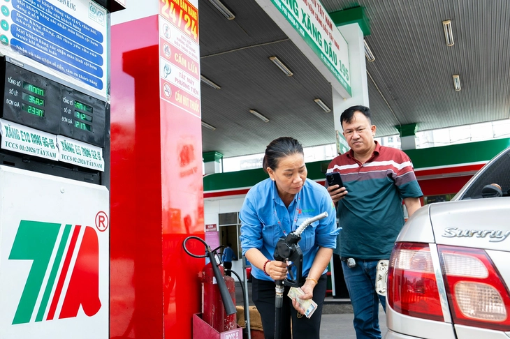 Xăng E5 bỗng dưng... đắt hàng - Ảnh 3. Xăng E5 bỗng dưng... đắt hàng - Ảnh 3.