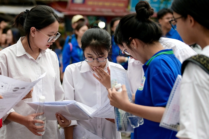 Ngày đầu kỳ thi tốt nghiệp THPT 2026: Tranh luận về 'độ khó' đề ngữ văn - Ảnh 1. thi tốt nghiệp - Ảnh 1.