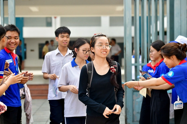 Ngày đầu kỳ thi tốt nghiệp THPT 2026: Tranh luận về 'độ khó' đề ngữ văn - Ảnh 3. Ngày đầu kỳ thi tốt nghiệp THPT 2026: Tranh luận về “độ khó” đề ngữ văn - Ảnh 2.