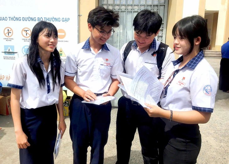 Đề tiếng Anh thi tốt nghiệp THPT 2026: Thí sinh áp lực 3 bài đọc, giáo viên nói cần suy luận tốt - Ảnh 6. thi tốt nghiệp - Ảnh 5.