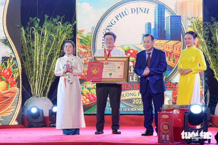 Nhộn nhịp khách tham quan, mua sắm đêm khai mạc Tuần lễ trái cây ở TP.HCM - Ảnh 8.