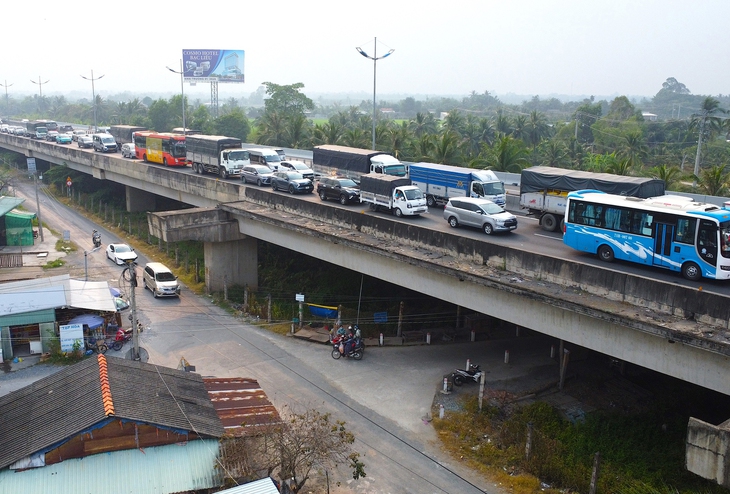Cao tốc Bắc - Nam phía Tây: Lựa chọn đi trên cao để giải bài toán khát cát hay thi công đắp nền? - Ảnh 1. cầu cạn - Ảnh 1.