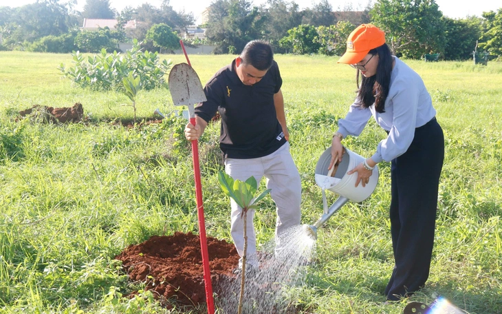 Bí thư xã ‘diện’ dép tổ ong, quần tây, áo sơ mi quảng bá du lịch - Ảnh 7.