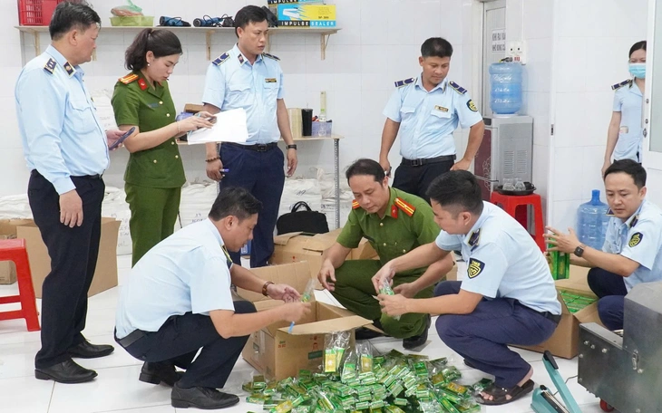 Khởi tố người đổ gần 600 tấm xi măng sợi ra môi trường - Ảnh 3.
