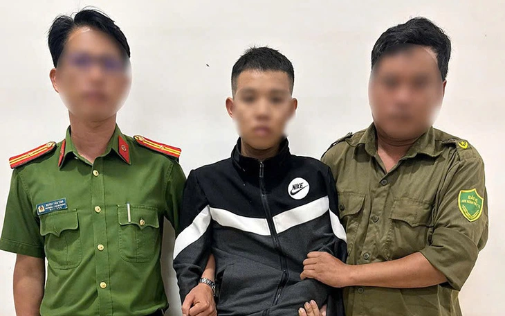 Cự cãi sau trận đá gà, nam thanh niên mang bom xăng tìm đối thủ rồi châm lửa tấn công - Ảnh 3.