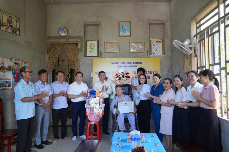 TP.HCM thăm, chúc thọ người cao tuổi tiêu biểu dịp 85 năm Ngày truyền thống Người cao tuổi Việt Nam - Ảnh 6. TP.HCM thăm, chúc thọ người cao tuổi tiêu biểu dịp 85 năm Ngày truyền thống người cao tuổi Việt Nam - Ảnh 6.