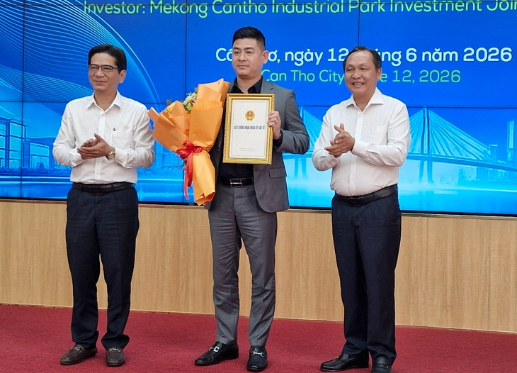 Cần Thơ trao chứng nhận đầu tư 2 khu công nghiệp gần 7.000 tỉ đồng - Ảnh 1.