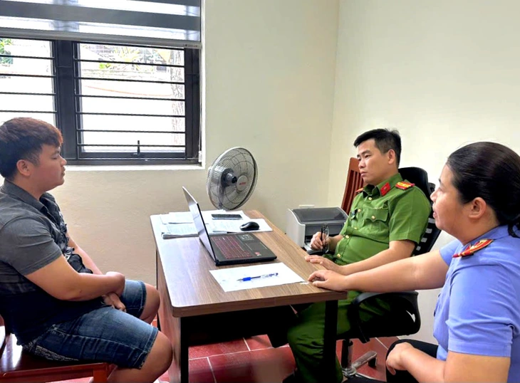 Nam thanh niên lái ô tô tông thẳng cảnh sát giao thông khi bị kiểm tra nồng độ cồn - Ảnh 1.