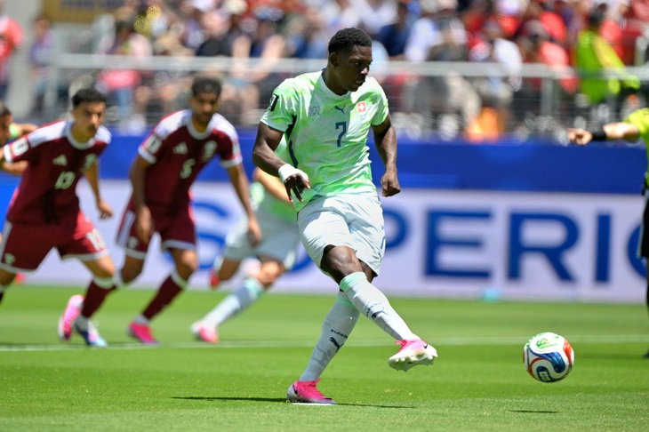 Qatar - Thụy Sĩ (hiệp 1):  Embolo mở tỉ số từ quả penalty, đại diện Tây Á chống đỡ vất vả - Ảnh 1.