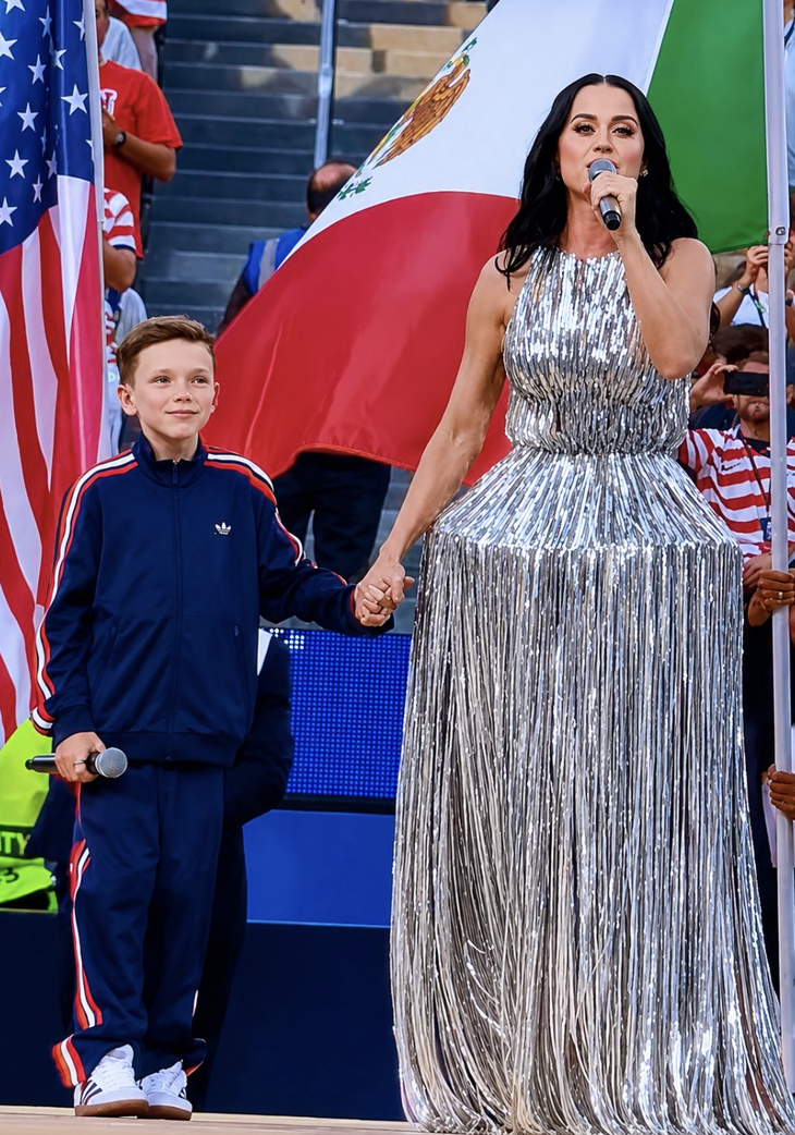 Katy Perry hóa thân thành 'đèn chùm màu bạc' gây bão World Cup 2026 - Ảnh 1.