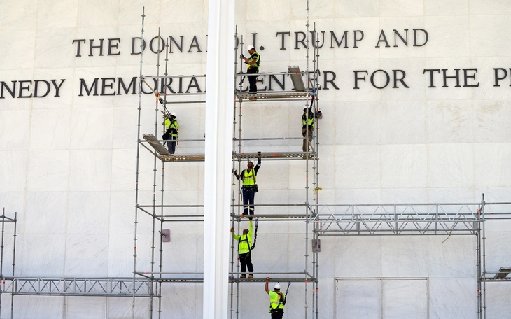 Tên Tổng thống Mỹ Donald Trump bị gỡ khỏi mặt tiền Trung tâm Kennedy - Ảnh 3.