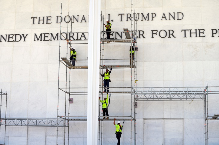 Tòa giữ nguyên phán quyết đục bỏ tên ông Trump khỏi Trung tâm Kennedy - Ảnh 1.