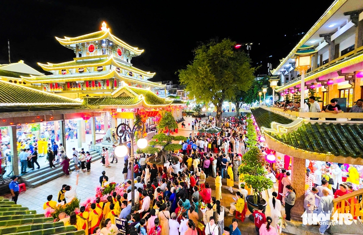 Về viếng Bà Chúa Xứ núi Sam, ngắm hoa phượng nở rực đỏ ngày hè - Ảnh 5.