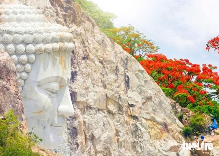 Về viếng Bà Chúa Xứ núi Sam, ngắm hoa phượng nở rực đỏ ngày hè - Ảnh 2.