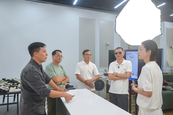 Sẵn sàng cho Mega livestream ‘Tiếp sức hoa mặt trời’: Để mỗi đơn hàng sẻ chia yêu thương - Ảnh 1. Sẵn sàng cho Mega livestream ‘Tiếp sức hoa mặt trời’: Để mỗi đơn hàng sẻ chia yêu thương - Ảnh 1.