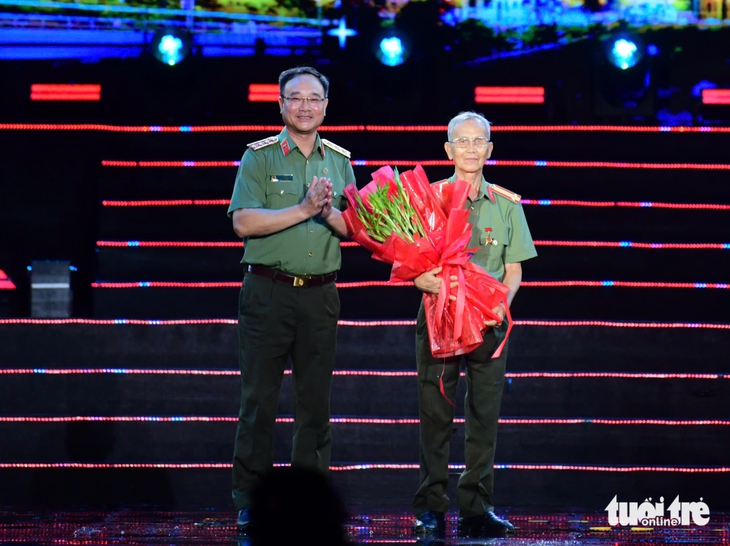 Tạ Minh Tâm, Hồng Nhung hát về những chiến công thầm lặng trong gala 'Tổ quốc bình yên' - Ảnh 1. Tạ Minh Tâm, Hồng Nhung hát về những chiến công thầm lặng trong gala 'Tổ quốc bình yên' - Ảnh 1.