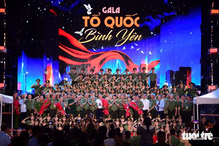 Tạ Minh Tâm, Hồng Nhung hát về những chiến công thầm lặng trong gala 'Tổ quốc bình yên' - Ảnh 2. Tổ quốc bình yên - Ảnh 2.