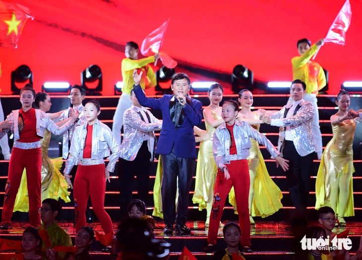 Tạ Minh Tâm, Hồng Nhung hát về những chiến công thầm lặng trong gala 'Tổ quốc bình yên' - Ảnh 4. Tổ quốc bình yên - Ảnh 4.