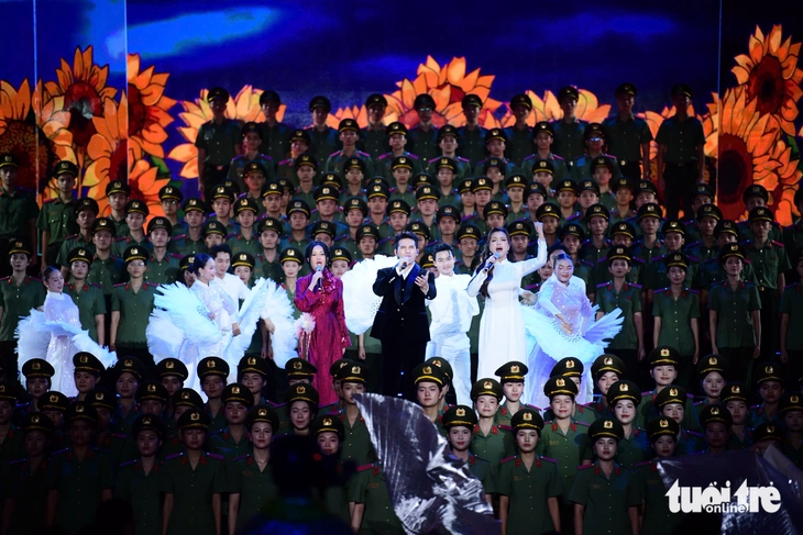 Tạ Minh Tâm, Hồng Nhung hát về những chiến công thầm lặng trong gala 'Tổ quốc bình yên' - Ảnh 6. Tạ Minh Tâm, Hồng Nhung hát về những chiến công thầm lặng trong gala 'Tổ quốc bình yên' - Ảnh 6.