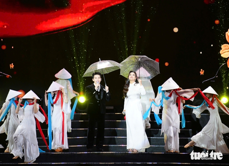 Tạ Minh Tâm, Hồng Nhung hát về những chiến công thầm lặng trong gala 'Tổ quốc bình yên' - Ảnh 10. Tạ Minh Tâm, Hồng Nhung hát về những chiến công thầm lặng trong gala 'Tổ quốc bình yên' - Ảnh 10.