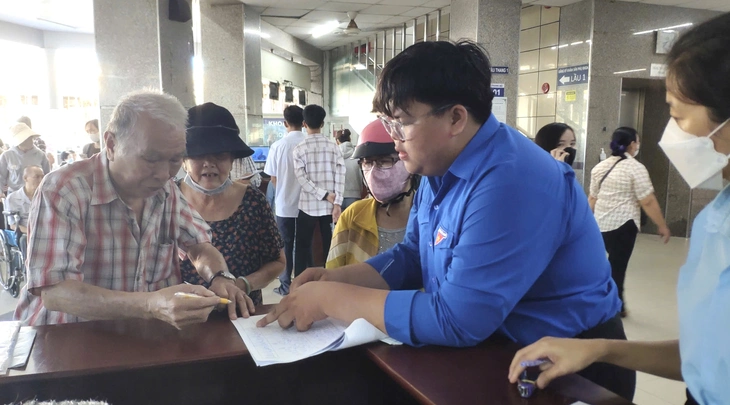 Hàng nghìn người dân TP.HCM được y bác sĩ đến tận nhà thăm khám, theo dõi sức khỏe - Ảnh 4.
