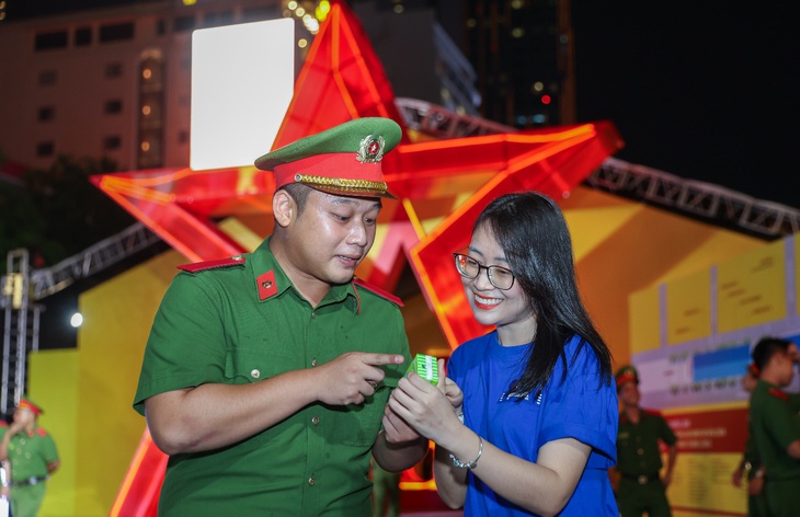 Vinamilk mang đến những trạm tiếp năng lượng giữa Gala “Tổ quốc bình yên” - Ảnh 6.