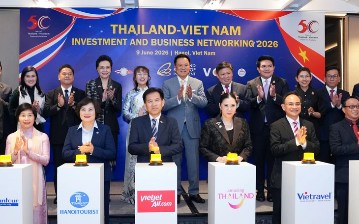 Một phần 'đường sắt tử thần' nổi lên từ hồ chứa nước, du khách đổ xô đến xem - Ảnh 2.