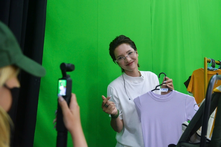 Sẵn sàng cho Mega livestream ‘Tiếp sức hoa mặt trời’: Mỗi đơn hàng sẻ chia yêu thương - Ảnh 4. bệnh nhi ung thư - Ảnh 5.