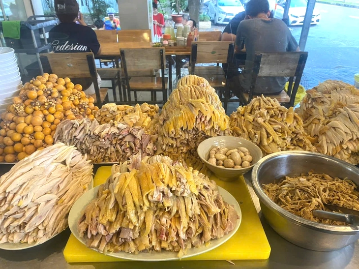 Tại sao lại chọn gà trống để nấu phở gà Hà Nội? - Ảnh 4. phở gà - Ảnh 1.
