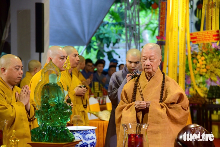 Lãnh đạo TP.HCM, Quân khu 7 dự lễ tưởng niệm, cầu siêu liệt sĩ tại công viên Lê Thị Riêng - Ảnh 6.