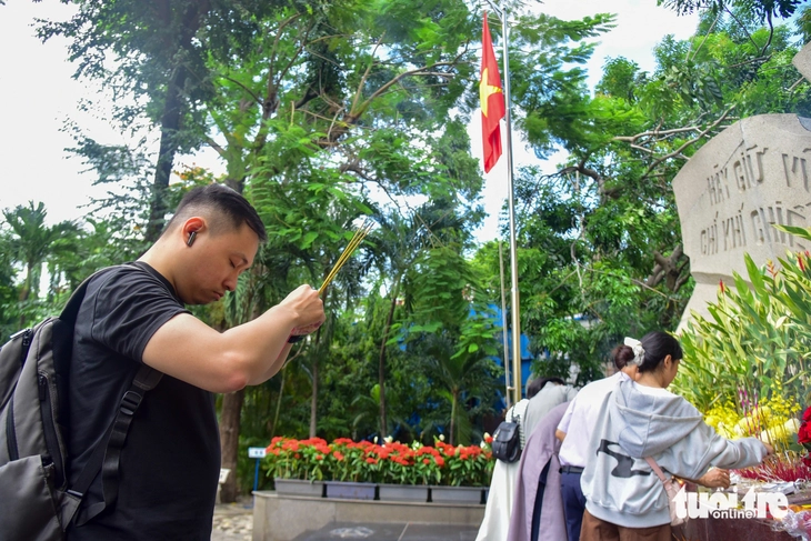 Dòng người về công viên Lê Thị Riêng cầu nguyện, mong sớm tìm thấy hài cốt liệt sĩ - Ảnh 7.